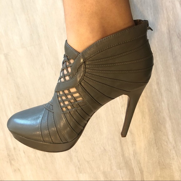 Elie Tahari Bria Gray Bootie Heel Laticed Web 8.5 - Picture 10 of 10
